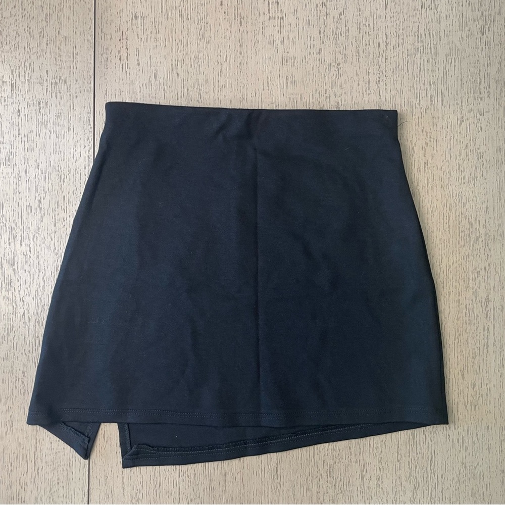 NWT Cheryl size small woman's black skirt in new excellent condition